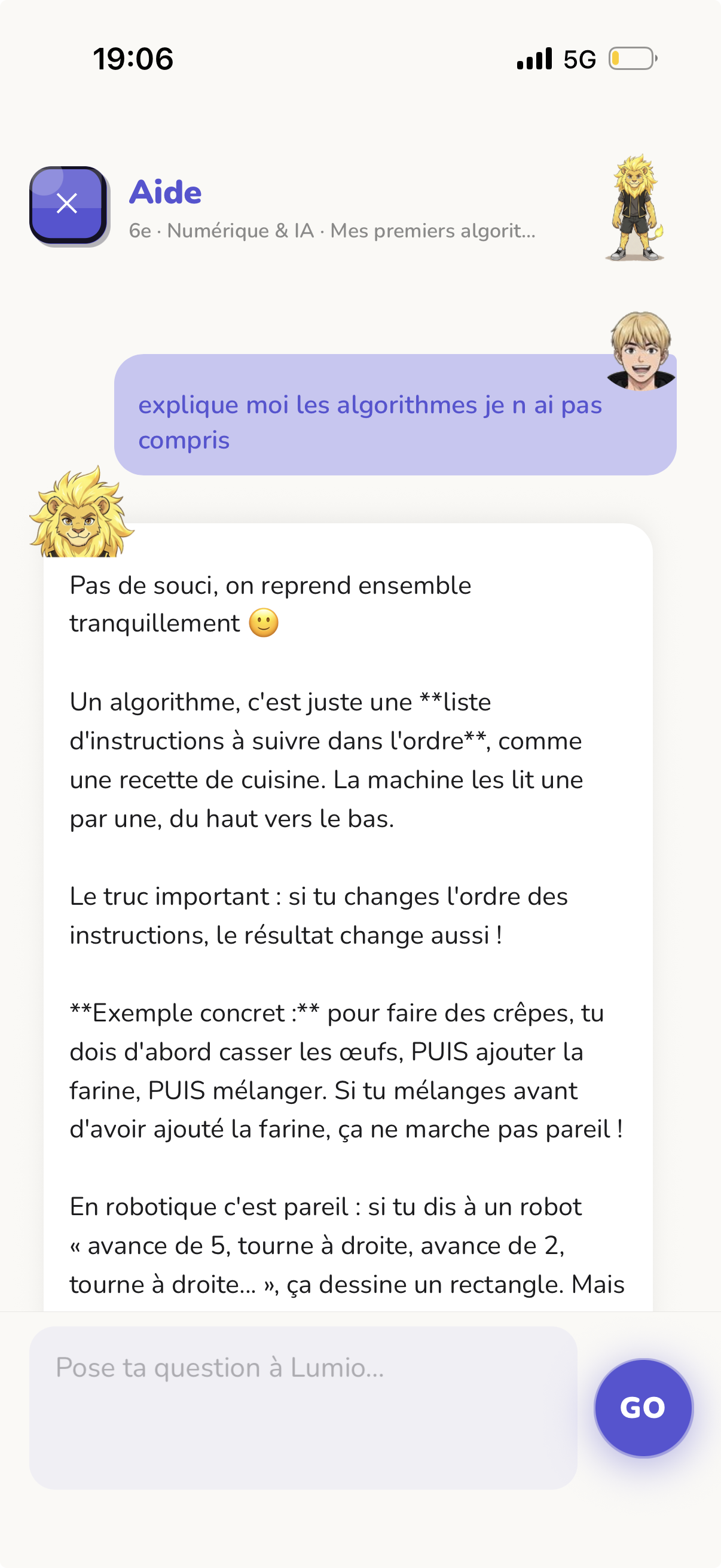 Un enfant demande à Lumio d'expliquer les algorithmes ; Lumio reformule avec l'exemple d'une recette de cuisine.